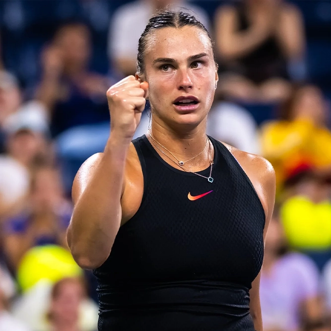 Aryna Sabalenka melakukan pukulan forehand yang kuat di Roland Garros 2025