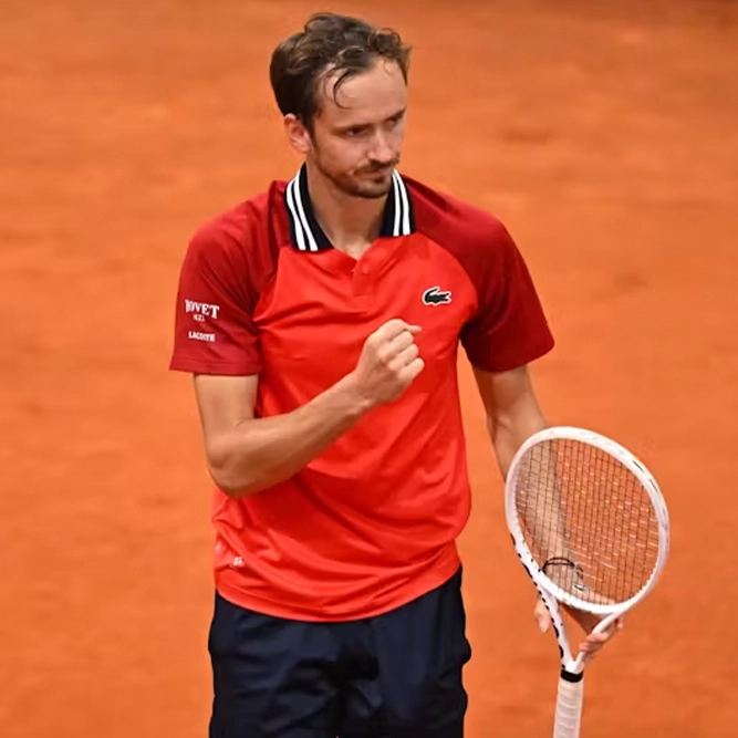 Daniil Medvedev memulangkan bola dalam perlawanan Roland Garros 2025
