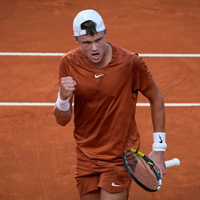 Holger Rune beraksi dalam kejohanan tenis Roland Garros 2025