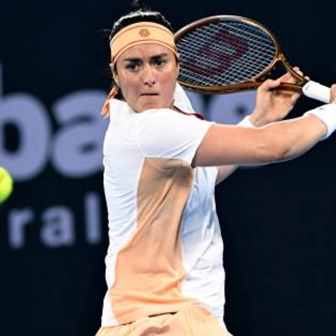 Ons Jabeur mempamerkan teknik khas di Roland Garros 2025