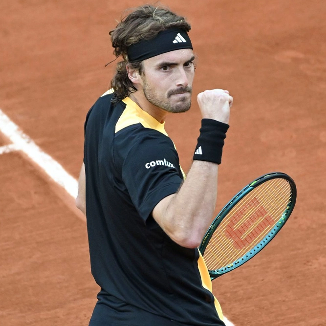 Stefanos Tsitsipas memperlihatkan gaya permainannya di Roland Garros 2025